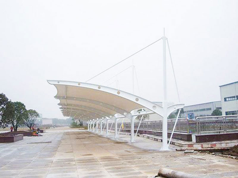 立柱挑梁平膜汽车棚
