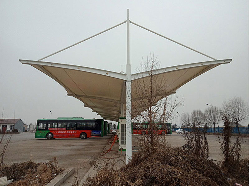 立柱挑梁平膜汽车棚