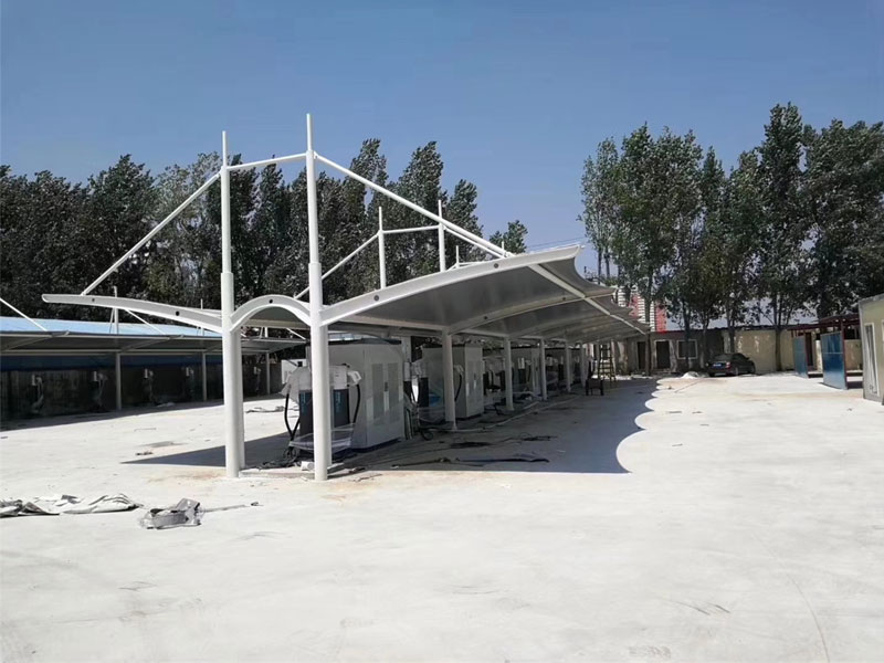 立柱挑梁平膜汽车棚