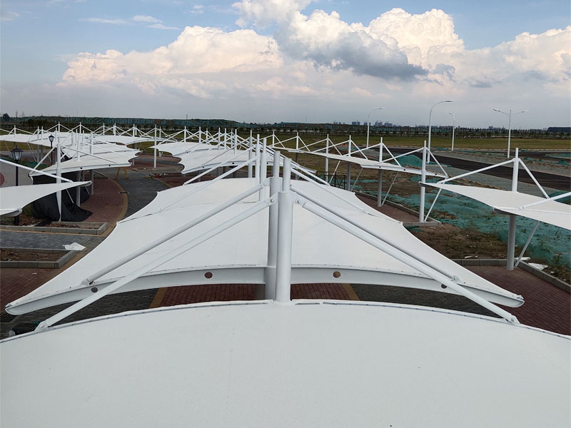 立柱挑梁平膜汽车棚