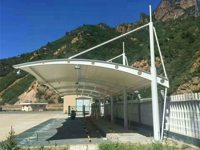 立柱挑梁平膜汽车棚